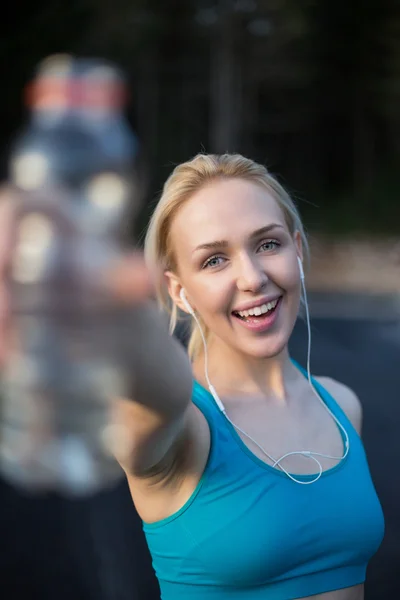 Fit blonde drinking from her water bottle on a sunny day — Stock Photo, Image