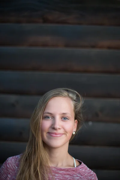 Portrét mladé bederní ženy na dřevěné stěně obrazce pozadí. Letn — Stock fotografie
