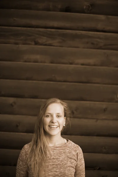 Portrait de jeune femme hipster sur fond de mur en bois. Résumés — Photo