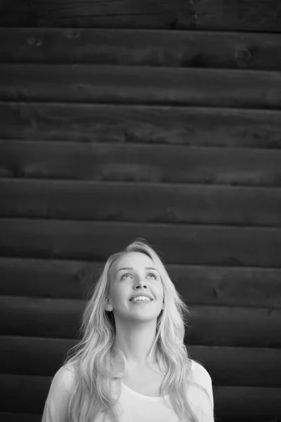 木製の壁の背景に流行に敏感な若い女性の肖像画。夏 — ストック写真