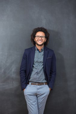 dalgın genç Afro-Amerikan adam boş chal karşı ayakta