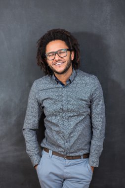 dalgın genç Afro-Amerikan adam boş chal karşı ayakta