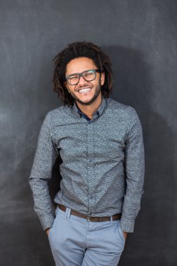 dalgın genç Afro-Amerikan adam boş chal karşı ayakta