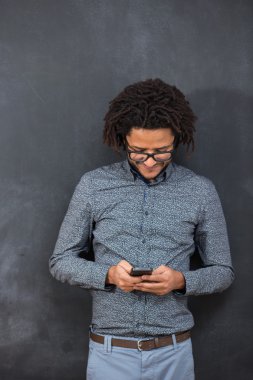 İleti yazmakta. Casual afro saçlı yakışıklı genç yenilikçi 