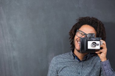 Retro CA'da fotoğraf yapma gülümseyen bir afro Amerikalı adam portresi
