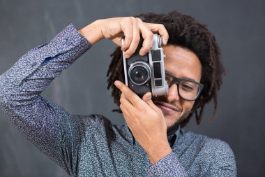 Retro CA'da fotoğraf yapma gülümseyen bir afro Amerikalı adam portresi