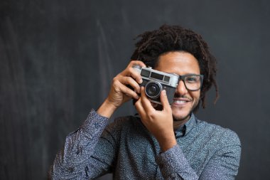 Retro CA'da fotoğraf yapma gülümseyen bir afro Amerikalı adam portresi