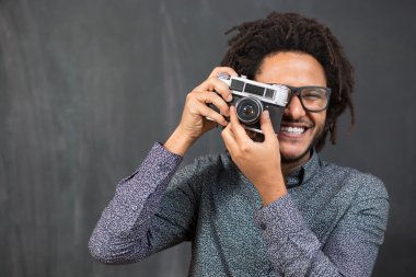 Retro CA'da fotoğraf yapma gülümseyen bir afro Amerikalı adam portresi