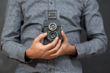 Genç ve yaratıcı. Yakışıklı genç Afro-Amerikan adam cam holding