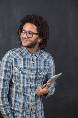 Onun dijital tablet zevk. Neşeli genç Afrika adam tutarak 