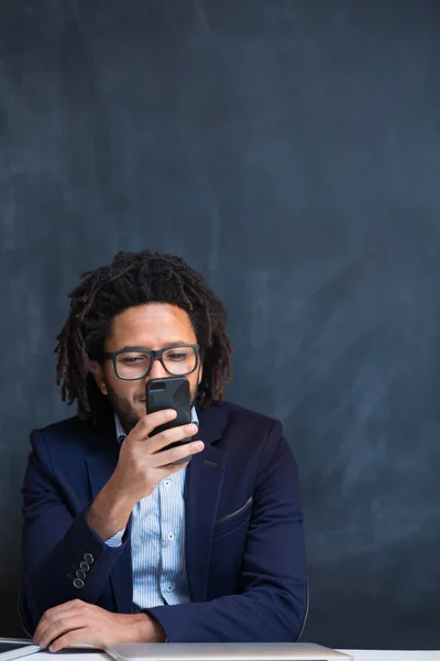 Ritratto di felice uomo d'affari nero intelligente seduto alla scrivania fuori — Foto Stock