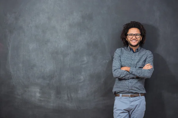 Dalgın genç Afro-Amerikan adam boş chal karşı ayakta — Stok fotoğraf