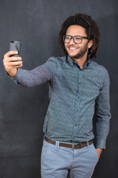 Ritratto di un uomo afro-americano felice che fa foto selfie su sma — Foto Stock
