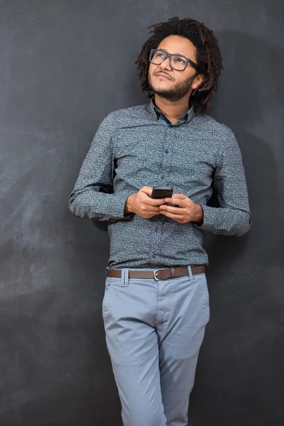 Messaggio di battitura. Bello giovane hipster con capelli afro in casual — Foto Stock