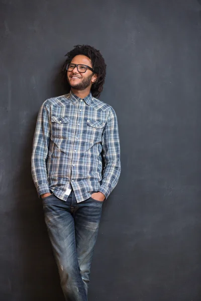 Jovem afro-americano bonito homem gesticulando posingon emocional ch — Fotografia de Stock