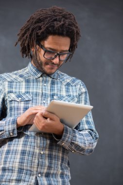 Onun dijital tablet zevk. Neşeli genç Afrika adam tutarak 