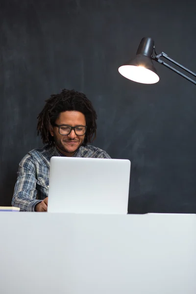 오프에서 책상에 앉아 행복 한 스마트 흑인 사업가의 초상화 — 스톡 사진
