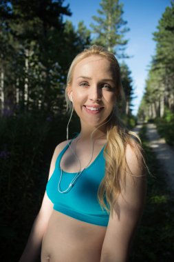 Çalışan kadın. Kadın atlet açık egzersiz sırasında koşu bir