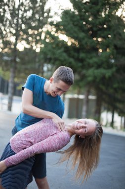 Güneşli bir parkta şirin çift