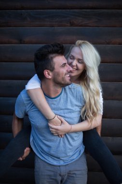 Mutlu hippi çift sarılma ve karşı ahşap plakalar gülümseyen