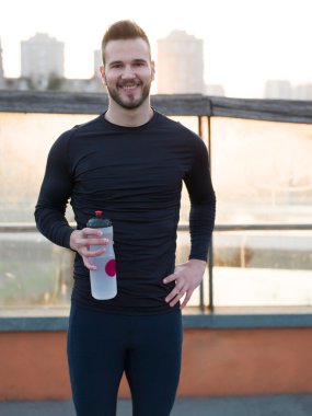 Kent parkta uzanan runner