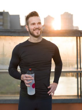 Kent parkta uzanan runner