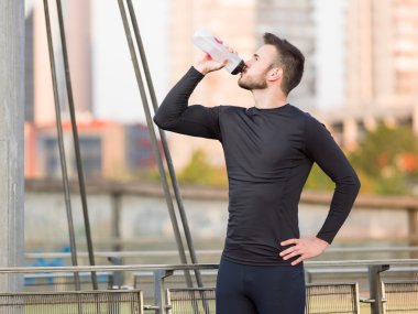 Kentsel köprüde bir mola genç erkek atlet