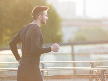 yakışıklı bir adam açık havada