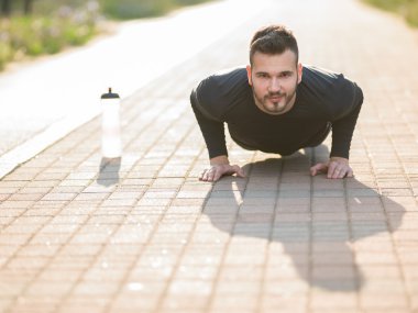 İtme işi kazak genç çekici adam açık havada, fitn ups