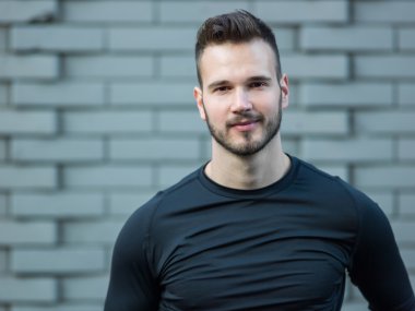 Genç atlet gülümseyen, portre