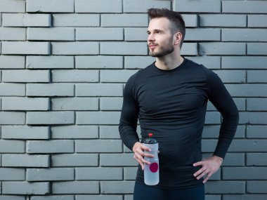 Tuğla duvar tarafından germe runner