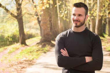 Sonbahar parkında koşucu portresi