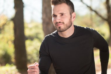 Fitness adam açık havada güzel manzara modunda Sprint koşma. F