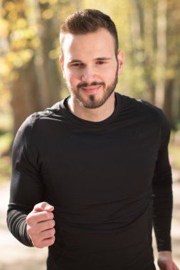 Erkek - erkek koşucu closeup çalıştırıyor. Trainin koşu spor atlet