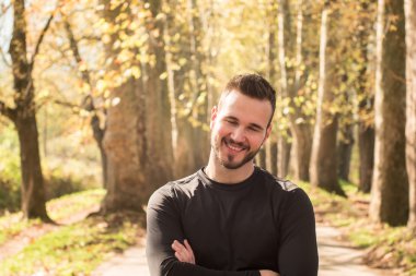 Sonbahar parkında koşucu portresi