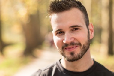 Sonbahar parkında koşucu portresi