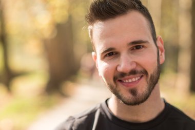 Sonbahar parkında koşucu portresi