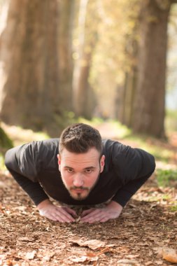 Sabah açık havada yakışıklı güzel adama fotoğraf. Yapan genç erkek 