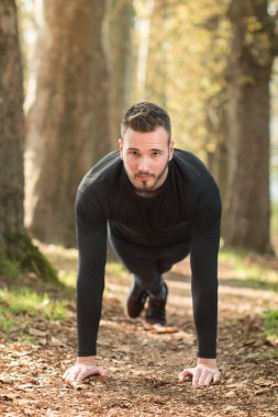 Sabah açık havada yakışıklı güzel adama fotoğraf. Yapan genç erkek 