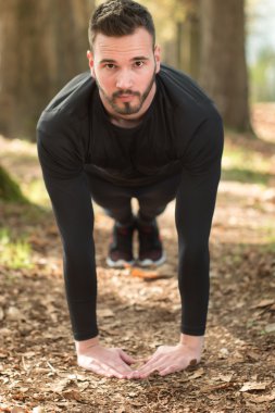 Sabah açık havada yakışıklı güzel adama fotoğraf. Yapan genç erkek 