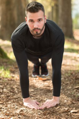 Sabah açık havada yakışıklı güzel adama fotoğraf. Yapan genç erkek 