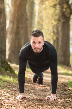 Sabah açık havada yakışıklı güzel adama fotoğraf. Yapan genç erkek 