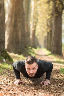 Sabah açık havada yakışıklı güzel adama fotoğraf. Yapan genç erkek 
