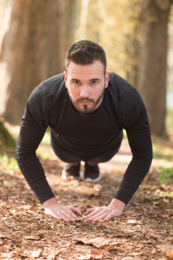 Sabah açık havada yakışıklı güzel adama fotoğraf. Yapan genç erkek 