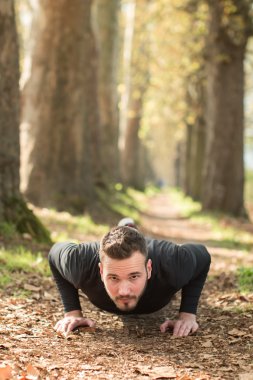 Sabah açık havada yakışıklı güzel adama fotoğraf. Yapan genç erkek 