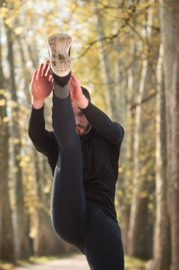Germe işi runner egzersizleri parkta / Jogger Viyadükler yapıyor
