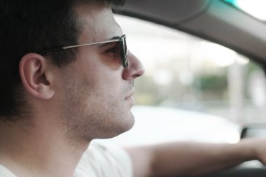genç bir adam onun Cabrio araba sürüş yan görünüm