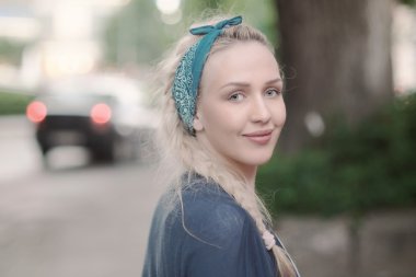 Mükemmel bir gülümseme ve bir park ve l beyaz dişler ile gülümseyen kadın