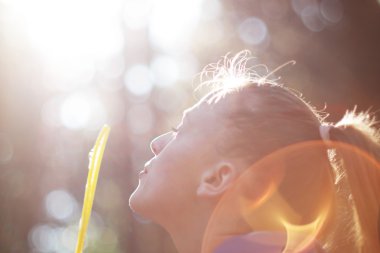 Genç kadın şakacı sabun köpüğü üfleme