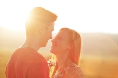 sevgi dolu bir kaç gün batımında silüeti